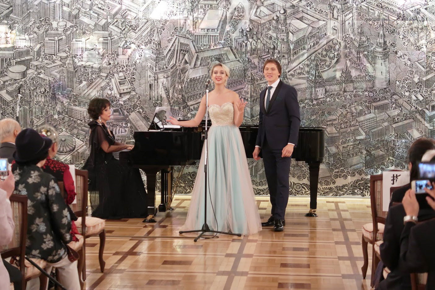 （ピアノ）ガリーナ・プレオブラジェンスカヤさんとガリーナ・ペトケヴィチさん（左）セルゲイ・ペトリシェフさん